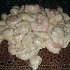 A picture of Creamy shrimp mac n cheese.