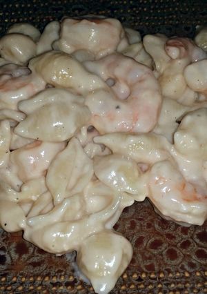 A picture of Creamy shrimp mac n cheese.