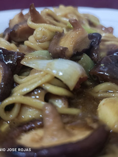 Una foto de Fideos japoneses en semi sopa