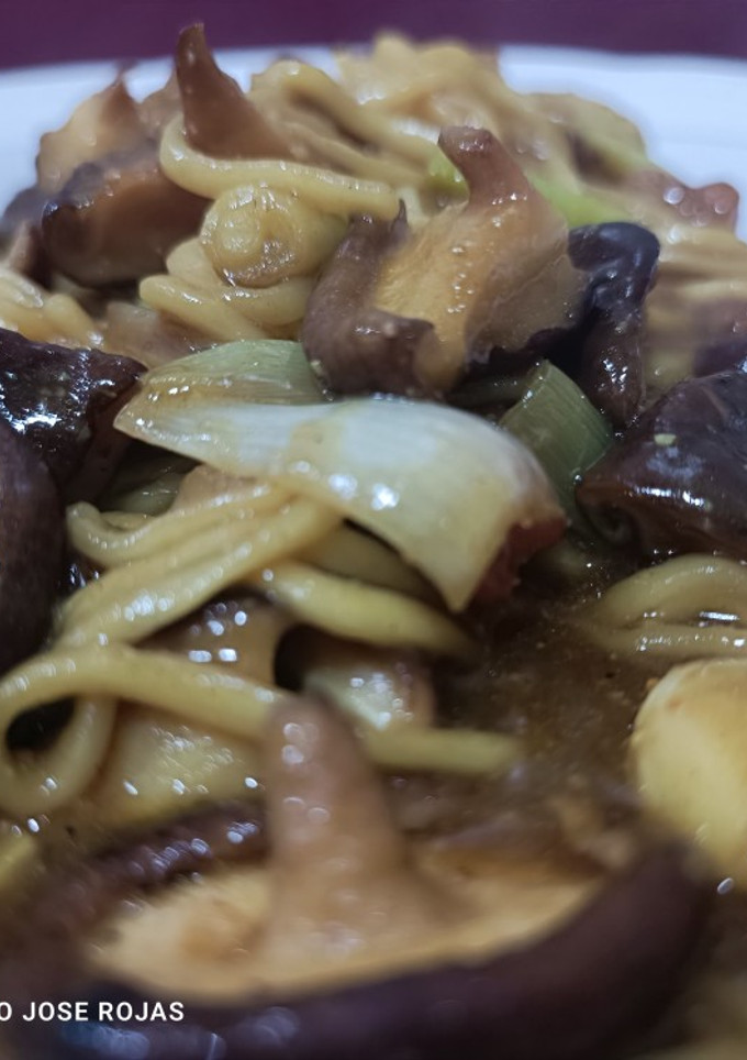 Una foto de Fideos japoneses en semi sopa