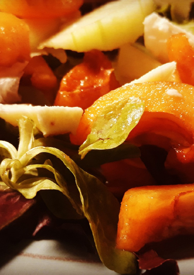 Una foto de Ensalada de nísperos y queso de mozzarella fresca