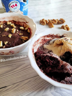 Una foto de Brownie de cacao en taza