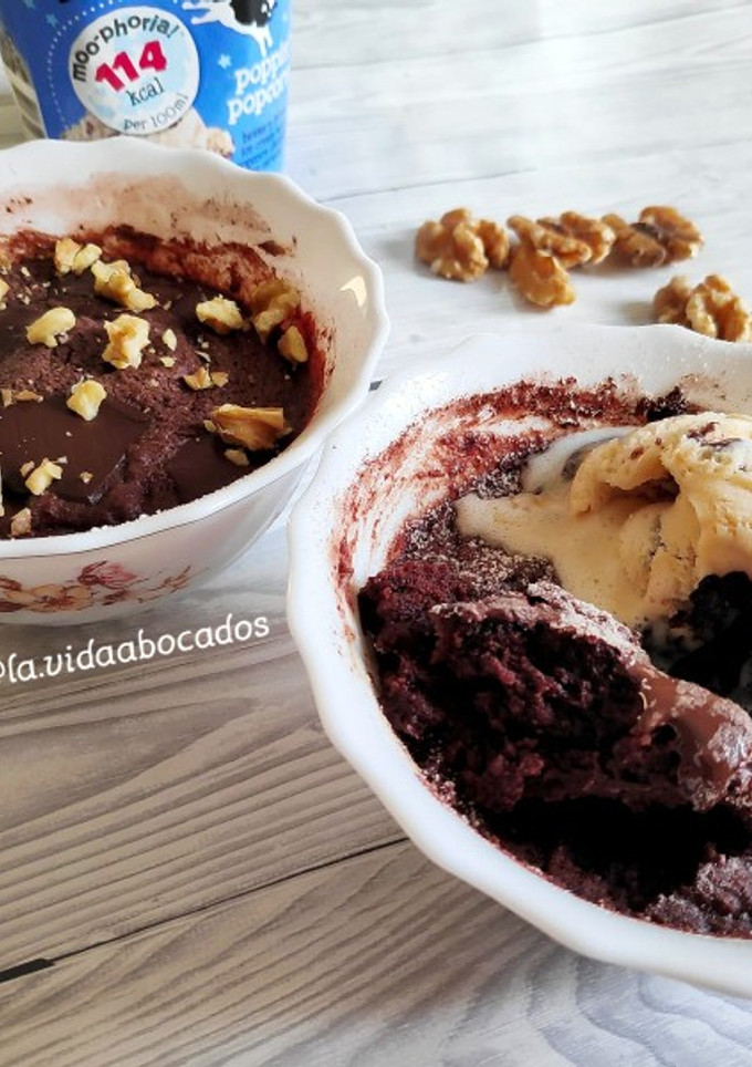 Una foto de Brownie de cacao en taza