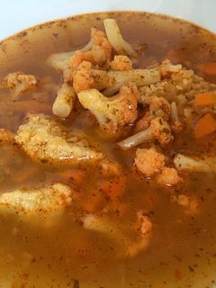 Karfiolleves grízgaluskával recept fotója