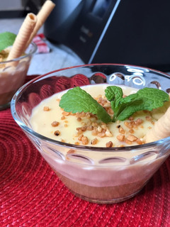 Una foto de Natillas de turrón sobre compota de manzana en MyCook