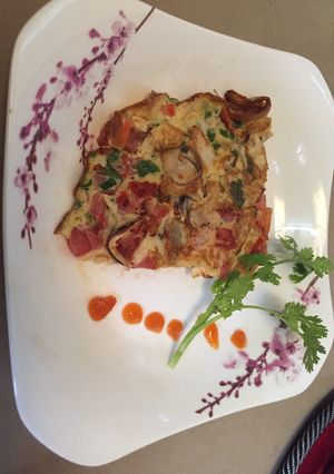 Hình của món “Pizza“ trứng chiên nấm rơm, cà chua(-_-).