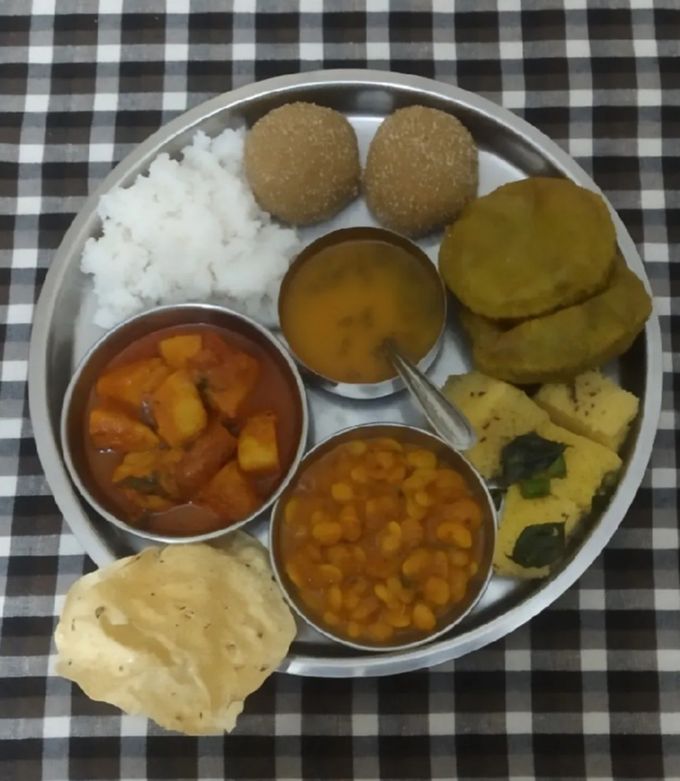 Qiz dosti oldida veb-kamerada onanizm qiladi.