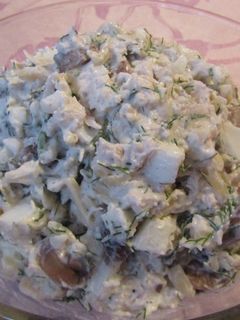 Фото Салат с курицей, грибами и сыром.