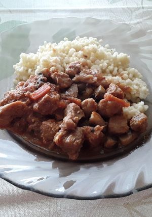 Sertés ragu tarhonyával recept fotója