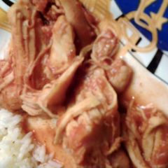 A picture of SO JUICY slow cooker chicken.