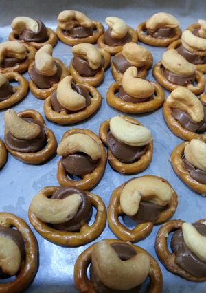 A picture of Cashew Rolo Chocolate Pretzels.