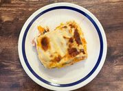 Una foto de lasagna de calabaza