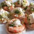 Canapés de langostinos y huevo duro