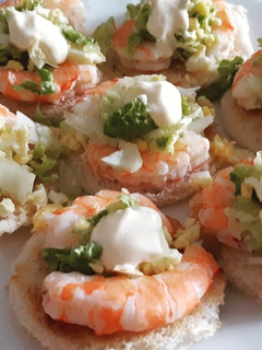 Foto principal de Canapés de langostinos y huevo duro