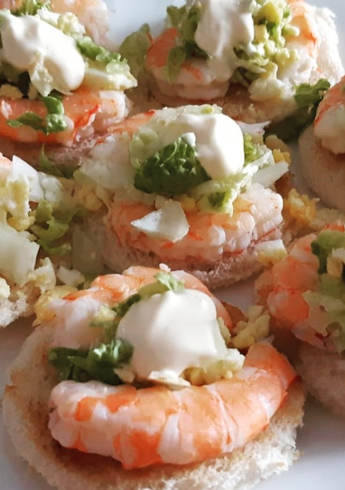 Una foto de Canapés de langostinos y huevo duro