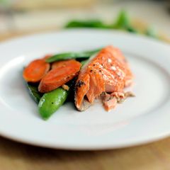 A picture of Salmon with Vegetables.