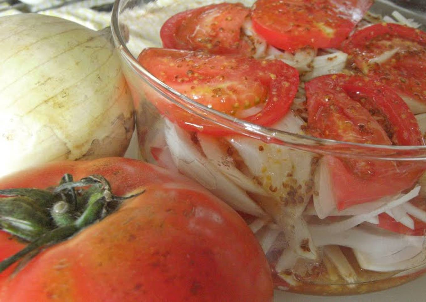 Cold tomato and sweet onion salad