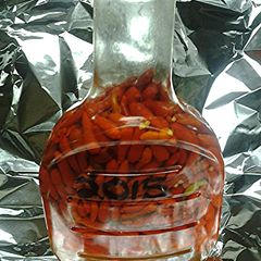 A picture of 2015 vinegar hot pepper sauce.