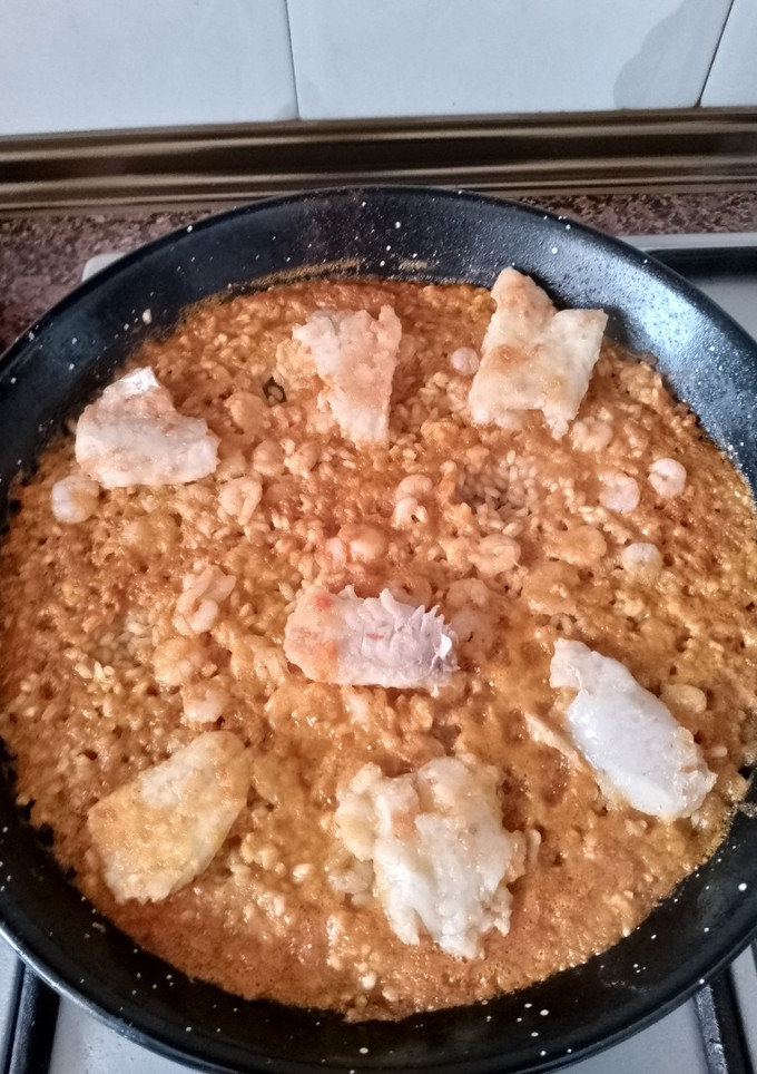 Una foto de Arroz seco de merluza y gambas