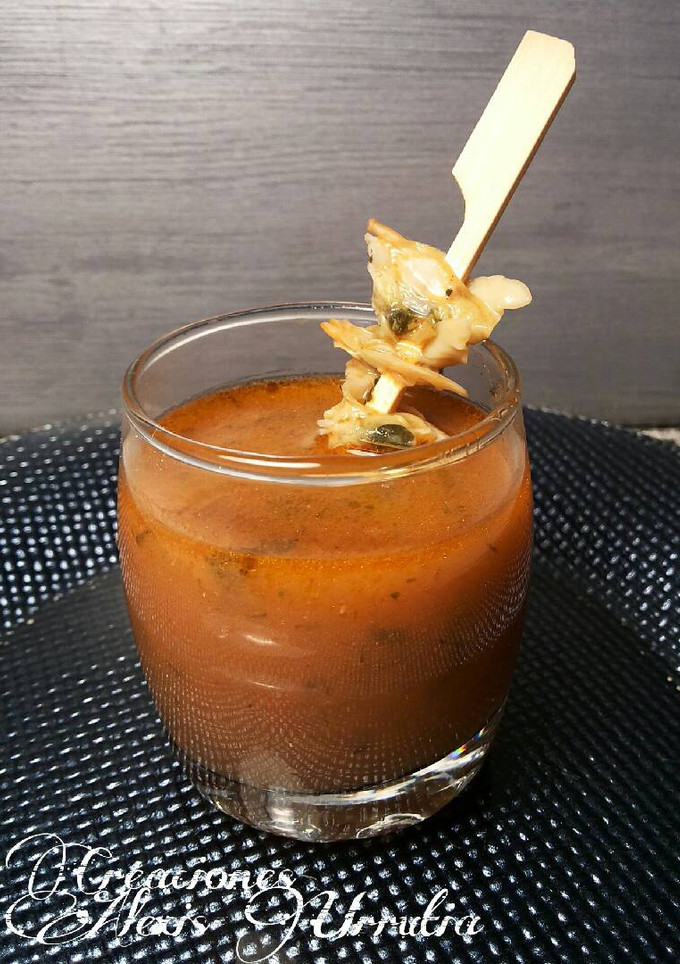 Una foto de Chupito de jugo de coquinas, en salsa exótica