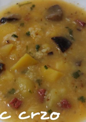 Foto principal de Patatas con arroz, setas y chorizo