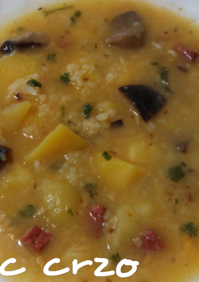 Una foto de Patatas con arroz, setas y chorizo