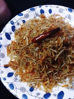 ঝুরি আলু ভাজা (Jhuri aloo bhaja recipe in Bengali) রেসিপির প্রধান ছবি