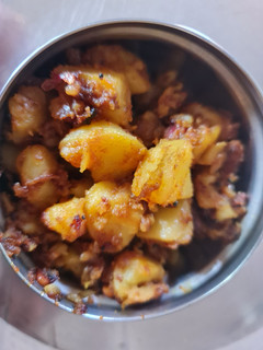 சின்ன வெங்காயம் உருளை கிழங்கு வறுவல்(POTATO FRY RECIPE IN TAMIL) செய்முறை முக்கிய புகைப்படம்