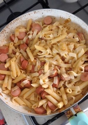 Hagymás virslis tészta recept fotója