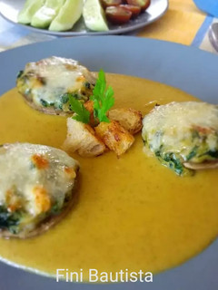 Una foto de Champiñones rellenos en crema de brócoli