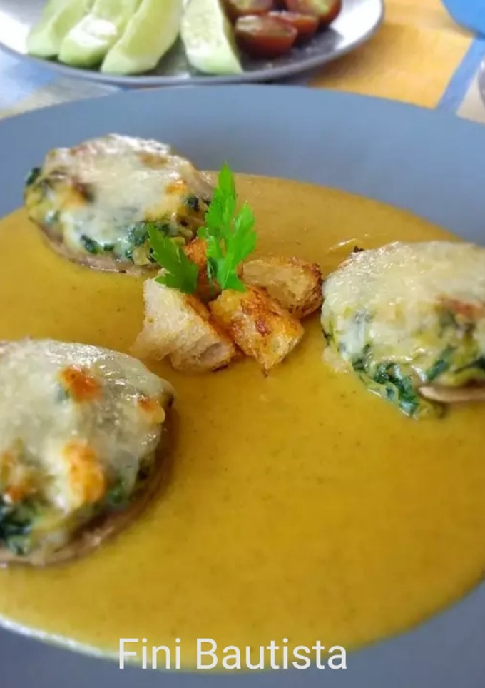 Una foto de Champiñones rellenos en crema de brócoli