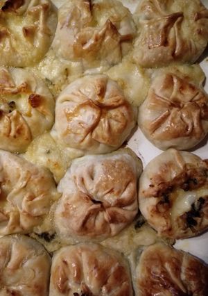 Una foto de Knishes de papa, cebolla y mozzarella