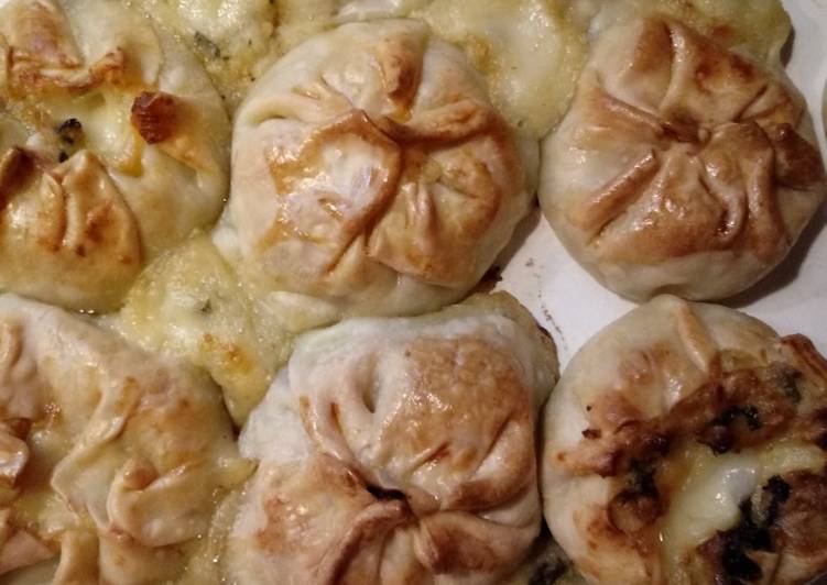 Knishes de papa, cebolla y mozzarella