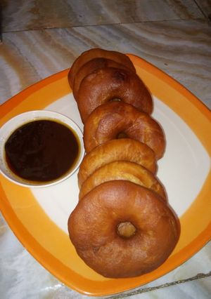A picture of Doughnut with chocolate sauce.