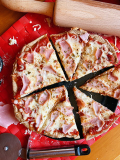 Una foto de Pizza integral de jamón y queso a la sartén