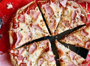 Foto principal de Pizza integral de jamón y queso a la sartén