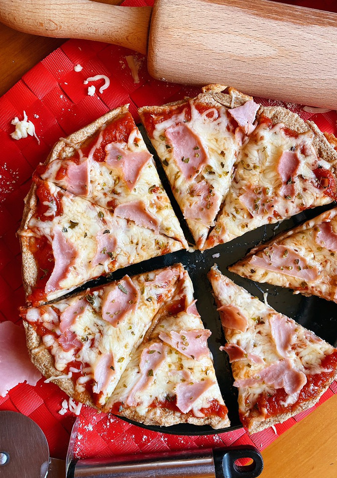 Una foto de Pizza integral de jamón y queso a la sartén