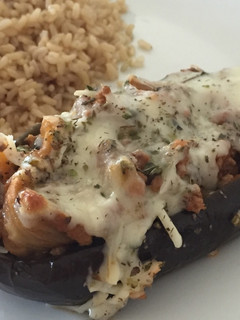 Una foto de Berenjenas rellenas de carne muy muy ricas 😋😋😋🍆🍅