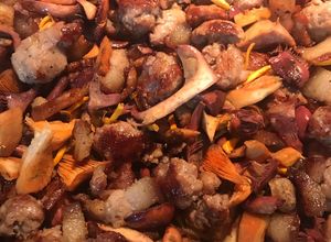 Una foto de Botifarra o longaniza fresca con setas variadas de temporada 🍁🍄🍂