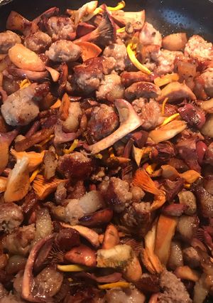 Una foto de Botifarra o longaniza fresca con setas variadas de temporada 🍁🍄🍂
