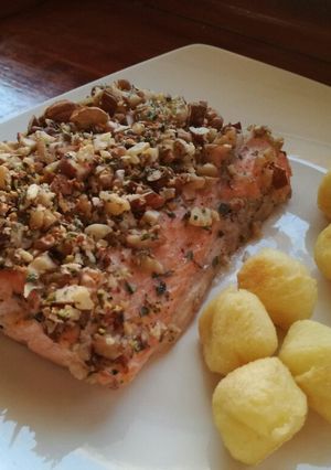 Una foto de Salmón en costra de nueces y almendras