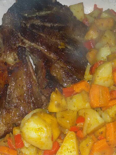 Una foto de Carne al horno con verduras