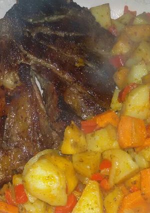 Una foto de Carne al horno con verduras