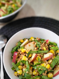 Una foto de Ensalada de lentejas con manzana, espinacas y maíz