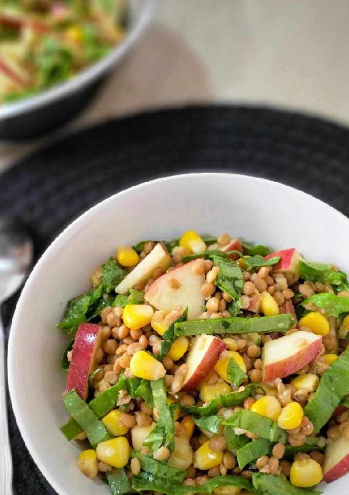 Una foto de Ensalada de lentejas con manzana, espinacas y maíz
