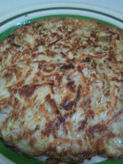 Una foto de Tortilla de verduras con lomo y queso