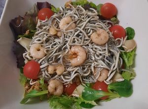 Foto principal de Ensalada Templada de Gulas y Gambas