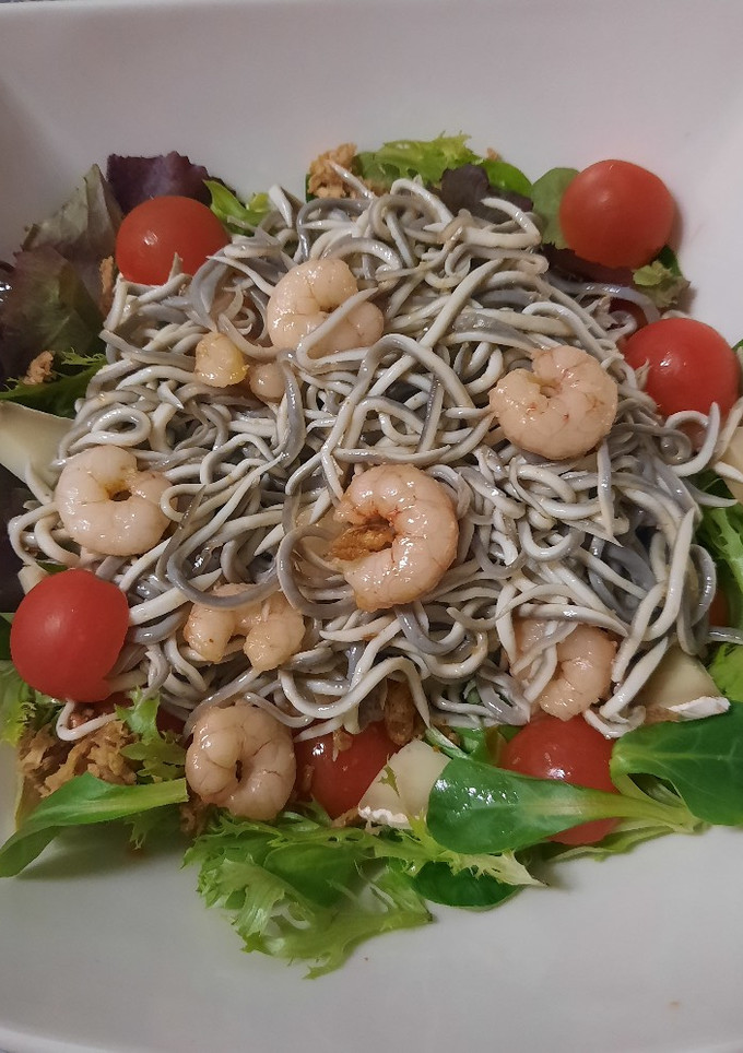 Una foto de Ensalada Templada de Gulas y Gambas
