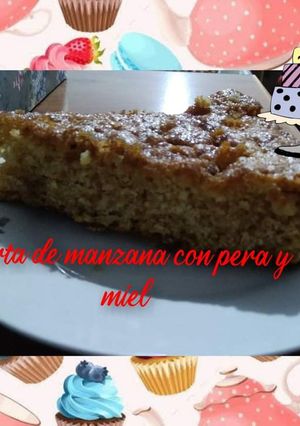 Una foto de Torta de manzana con pera y miel