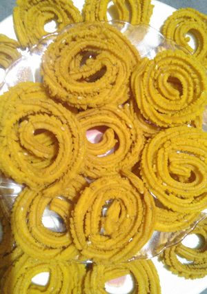 ચકરી (Chakri Recipe In Gujarati) રેસીપી મુખ્ય ફોટો
